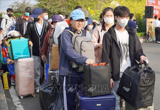 Các bạn sinh viên xếp hàng để nhận vé xe miễn phí. Ảnh: Thu Hương - TTXVN