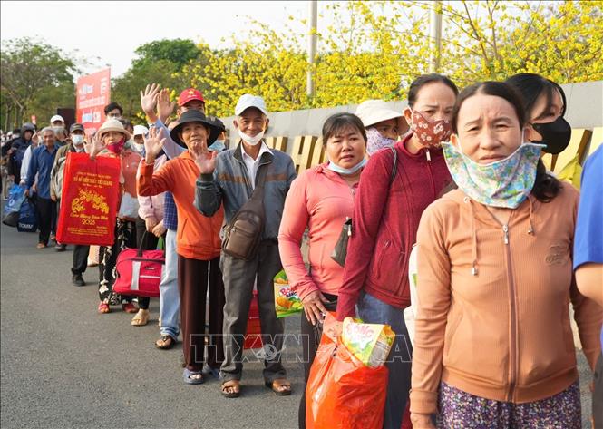 Người lao động xếp hàng để lên các chuyến xe miễn phí về quê đón Tết. Ảnh: Thu Hương - TTXVN