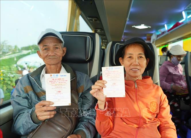 Người lao động nhận vé xe miễn phí về quê đón Tết. Ảnh: Thu Hương - TTXVN
