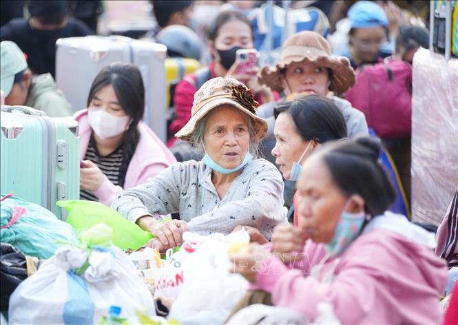 Người lao động tập trung để nhận vé xe về quê miễn phí. Ảnh: Thu Hương - TTXVN