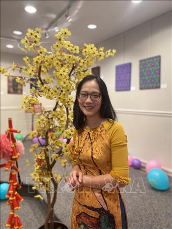 Chị Nguyễn Lan Phương, cán bộ công tác tại trụ sở Ngân hàng Thế giới (WB) ở thủ đô Washington D.C, bày tỏ vui mừng, xúc động khi được cùng bà con kiều bào tham dự chương trình Xuân Quê hương 2026 do Đại sứ quán Việt Nam tổ chức. Ảnh: Đoàn Hùng - P/v TTXVN tại Mỹ