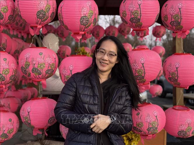 Chị Nguyễn Lan Phương, cán bộ công tác tại trụ sở Ngân hàng Thế giới (WB) ở thủ đô Washington D.C, bày tỏ vui mừng, xúc động khi được cùng bà con kiều bào tham dự chương trình Xuân Quê hương 2026 do Đại sứ quán Việt Nam tổ chức. Ảnh: Đoàn Hùng - P/v TTXVN tại Mỹ