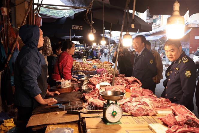 Lực lượng Quản lý thị trường Hà Nội kiểm tra quầy kinh doanh tại chợ Hà Đông. Ảnh: Trần Việt - TTXVN