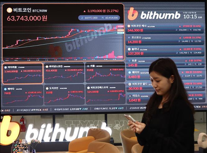 Biểu đồ giá đồng tiền điện tử tại Seoul, Hàn Quốc. Ảnh: YONHAP/TTXVN