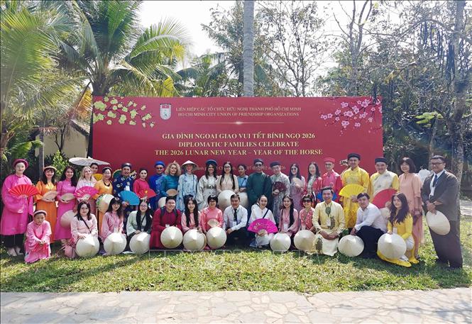 Cán bộ, nhân viên Tổng lãnh sự quán các nước tại Thành phố Hồ Chí Minh có một ngày trải nghiệm văn hóa Việt Nam trong dịp mừng Tết Bính Ngọ. Ảnh: Xuân Khu-TTXVN