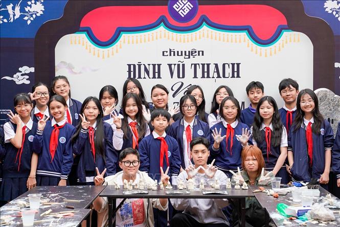 Buổi sinh hoạt ngoại khoá tìm hiểu nghề khảm trai của học sinh trường THCS Ngô Sĩ Liên (phường Cửa Nam) ngày 7/2/2026. Ảnh: Khánh Hoà - TTXVN