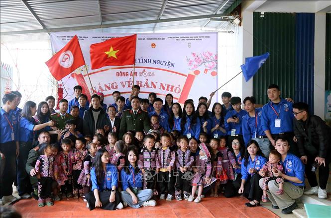 Không khí vui tươi, sôi nổi tại chương trình tình nguyện Đông ấm 2026 - “Nắng về bản nhỏ” ở bản Co Sung, phường Mộc Sơn, Sơn La. Ảnh: Quang Quyết - TTXVN 