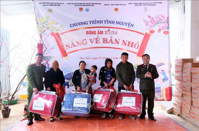 Trao tặng chăn ấm cho đại diện các gia đình chính sách bản Co Sung, phường Mộc Sơn, tỉnh Sơn La. Ảnh: Quang Quyết - TTXVN
