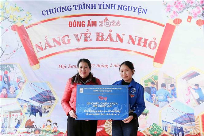 Trao tặng biểu trưng chiếu, gối đầu cho đại diện Trường Mầm non Đông Sang, phường Mộc Sơn, tỉnh Sơn La. Ảnh: Quang Quyết - TTXVN