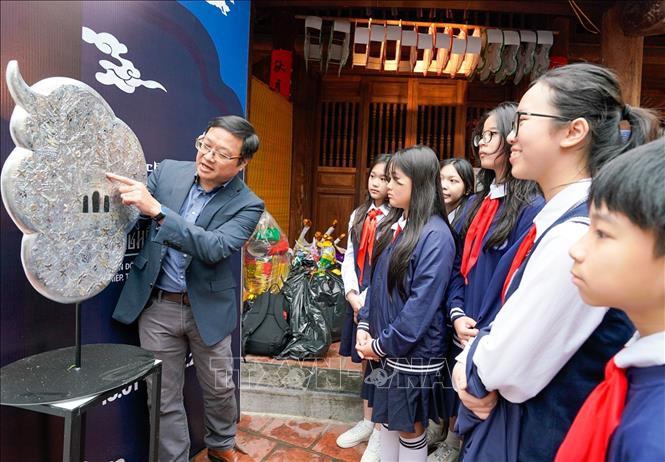 Buổi sinh hoạt ngoại khoá tìm hiểu nghề khảm trai của học sinh trường THCS Ngô Sĩ Liên (phường Cửa Nam) ngày 7/2/2026. Ảnh: Khánh Hoà - TTXVN