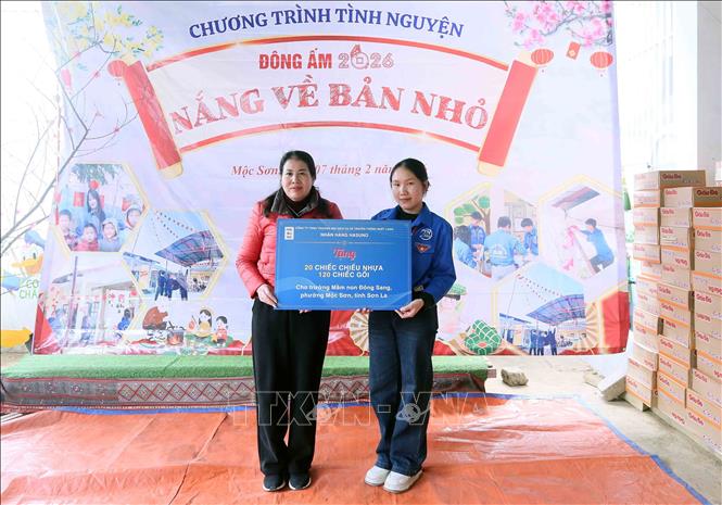 Trao tặng biểu trưng chiếu, gối đầu cho đại diện Trường Mầm non Đông Sang, phường Mộc Sơn, tỉnh Sơn La. Ảnh: Quang Quyết - TTXVN