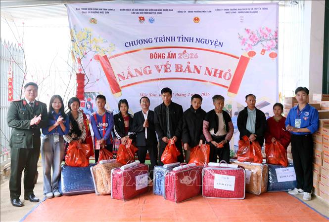 Trao tặng chăn ấm cho đại diện các gia đình chính sách bản Co Sung, phường Mộc Sơn, tỉnh Sơn La. Ảnh: Quang Quyết - TTXVN