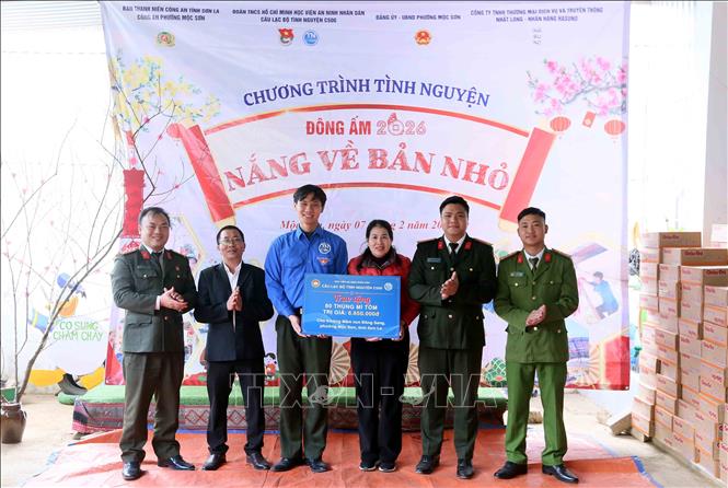Ban tổ chức trao tặng biểu trưng 80 thùng mỳ tôm cho đại diện Trường Mầm non Đông Sang, phường Mộc Sơn, tỉnh Sơn La. Ảnh: Quang Quyết - TTXVN