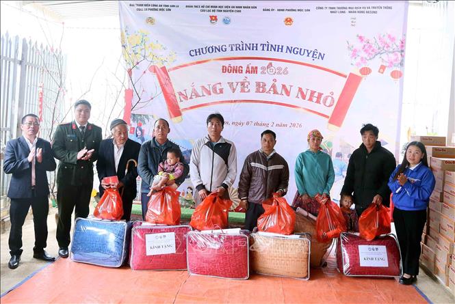 Trao tặng chăn ấm cho đại diện các gia đình chính sách bản Co Sung, phường Mộc Sơn, tỉnh Sơn La. Ảnh: Quang Quyết - TTXVN