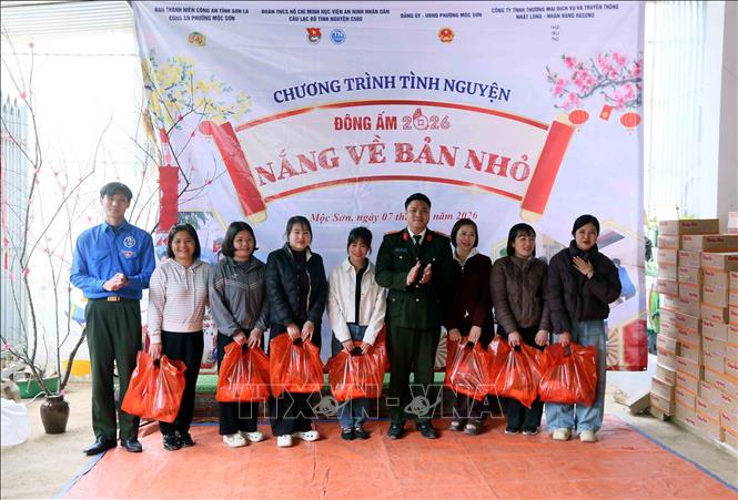 Trao tặng các suất quà cho giáo viên tại điểm trường Co Sung, Trường Mầm non Đông Sang, phường Mộc Sơn, tỉnh Sơn La. Ảnh: Quang Quyết - TTXVN