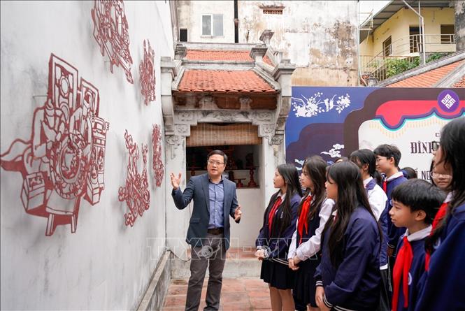 Buổi sinh hoạt ngoại khoá tìm hiểu nghề khảm trai của học sinh trường THCS Ngô Sĩ Liên (phường Cửa Nam) ngày 7/2/2026. Ảnh: Khánh Hoà - TTXVN