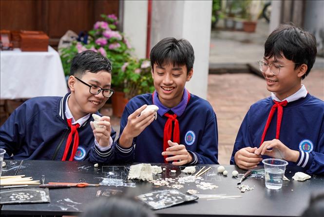 Hoạt động trải nghiệm sáng tạo khảm trai trên chất liệu đất sét của học sinh trường THCS Ngô Sĩ Liên (phường Cửa Nam) ngày 7/2/2026. Ảnh: Khánh Hoà - TTXVN