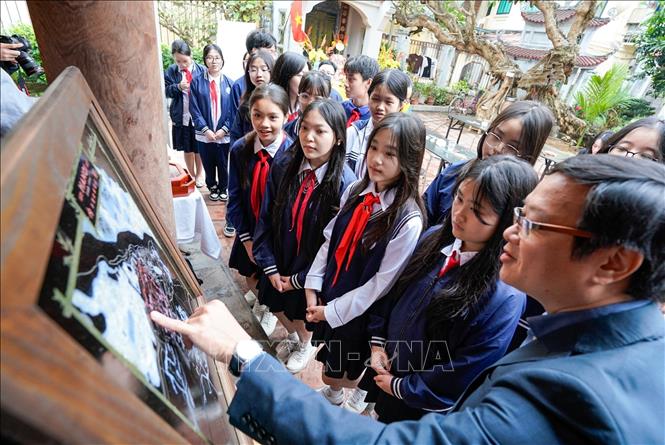 Buổi sinh hoạt ngoại khoá tìm hiểu nghề khảm trai của học sinh trường THCS Ngô Sĩ Liên (phường Cửa Nam) ngày 7/2/2026. Ảnh: Khánh Hoà - TTXVN