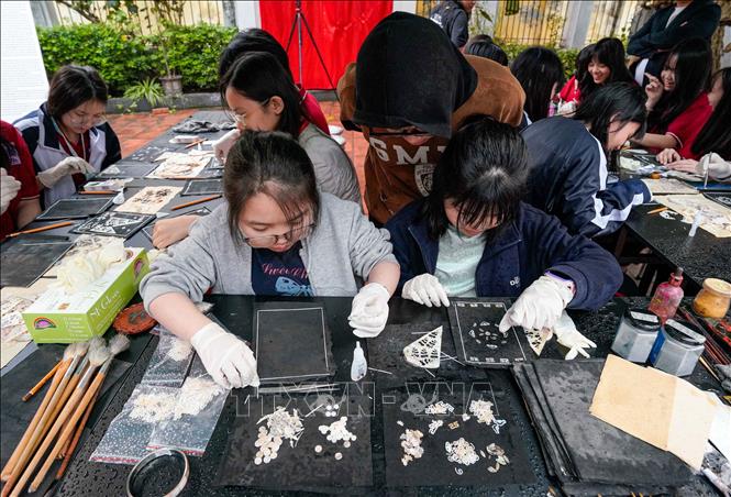 Hoạt động trải nghiệm sáng tạo khảm trai trên chất liệu giấy của học sinh Trường THPT Trần Phú - Hoàn Kiếm (phường Cửa Nam) ngày 1/2/2026. Ảnh: Khánh Hoà - TTXVN