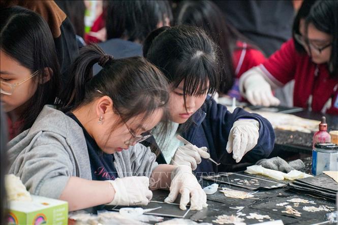 Hoạt động trải nghiệm sáng tạo khảm trai trên chất liệu giấy của học sinh trường THPT Trần Phú - Hoàn Kiếm (phường Cửa Nam) ngày 1/2/2026. Ảnh: Khánh Hoà - TTXVN