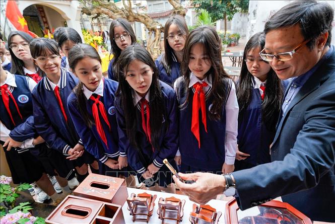 Buổi sinh hoạt ngoại khoá tìm hiểu nghề khảm trai của học sinh trường THCS Ngô Sĩ Liên (phường Cửa Nam) ngày 7/2/2026. Ảnh: Khánh Hoà - TTXVN