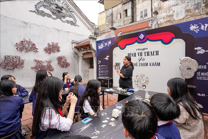 Hoạt động trải nghiệm sáng tạo khảm trai trên chất liệu đất sét của học sinh trường THCS Ngô Sĩ Liên (phường Cửa Nam) ngày 7/2/2026. Ảnh: Khánh Hoà - TTXVN