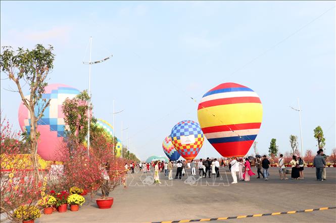 Lễ hội Xuân Cần Giờ rực rỡ với lễ hội khinh khí cầu, trình diễn dù lượn. Ảnh: Tiến Lực - TTXVN