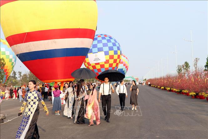 Lễ hội Xuân Cần Giờ rực rỡ với lễ hội khinh khí cầu, trình diễn dù lượn. Ảnh: Tiến Lực - TTXVN