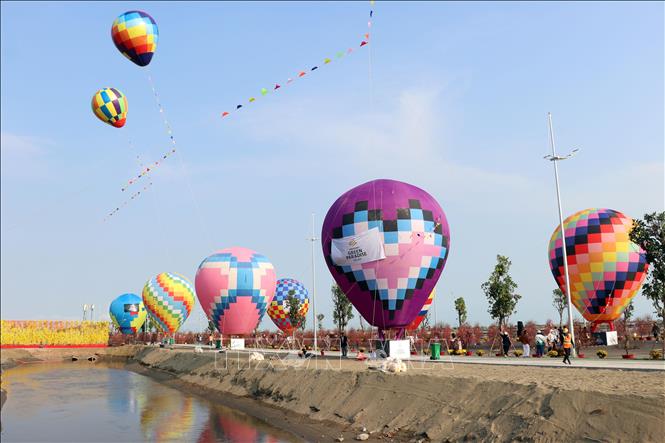 Lễ hội Xuân Cần Giờ rực rỡ với lễ hội khinh khí cầu, trình diễn dù lượn. Ảnh: Tiến Lực - TTXVN