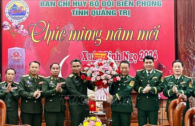 Đoàn công tác Lào tặng hoa và chúc mừng Năm mới đến cán bộ, chiến sĩ Bộ đội Biên phòng tỉnh Quảng Trị nhân dịp đón Tết Nguyên đán Bính Ngọ. Ảnh: Võ Dung - TTXVN