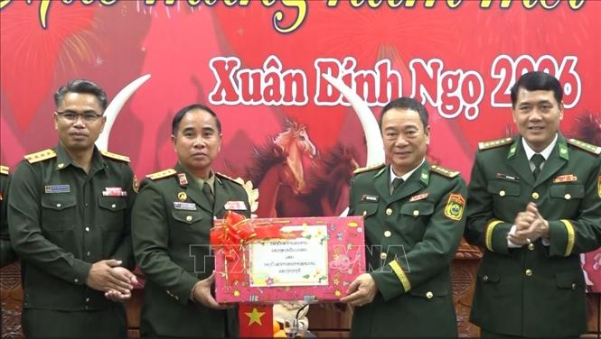 Sự quan tâm và những lời chúc mừng Năm mới tốt đẹp của lực lượng hai bên góp phần thắt chặt mối quan hệ đoàn kết, hữu nghị đặc biệt Việt Nam - Lào. Ảnh: Võ Dung - TTXVN