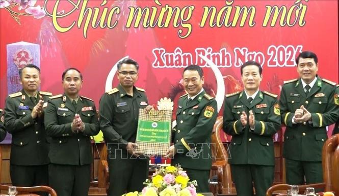 Ban Chỉ huy Bộ đội Biên phòng tỉnh Quảng Trị trân trọng cảm ơn sự quan tâm và những tình cảm tốt đẹp của đoàn công tác Lào. Ảnh: Võ Dung - TTXVN