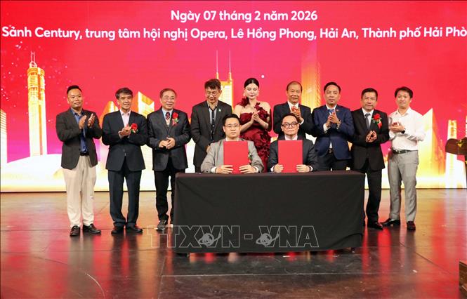 Lễ ký kết biên bản hợp tác giữa Hiệp hội các nhà thầu xây dựng Hải Phòng và Liên đoàn thương mại và Công nghiệp Việt Nam (VCCI). Ảnh: Hoàng Ngọc – TTXVN 