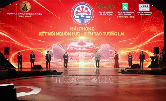 Các đại biểu cùng lãnh đạo Hiệp hội các nhà thầu xây dựng Hải Phòng làm lễ ra quân năm 2026. Ảnh: Hoàng Ngọc – TTXVN 