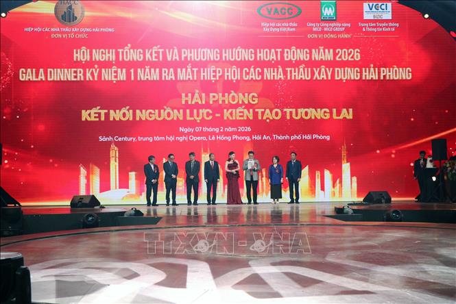 Các đại biểu cùng lãnh đạo Hiệp hội các nhà thầu xây dựng Hải Phòng làm lễ ra quân năm 2026. Ảnh: Hoàng Ngọc – TTXVN 