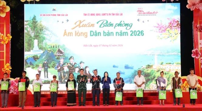 Trao tặng quà Tết cho nhân dân khu vực biên giới. Ảnh: Tuấn Anh -TTXVN