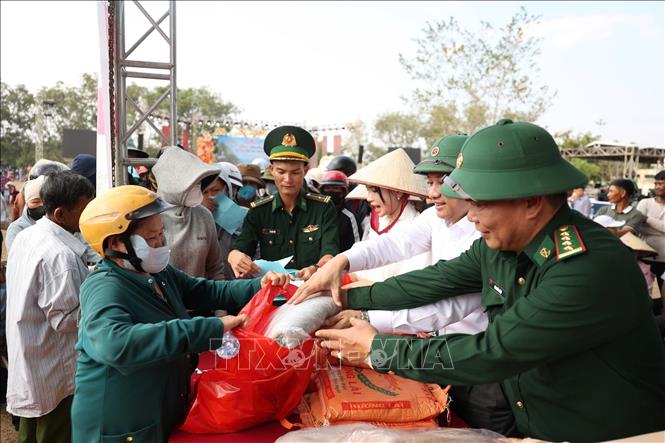 Tặng quà thiết yếu cho người dân xã biên giới Buôn Đôn. Ảnh: Tuấn Anh - TTXVN