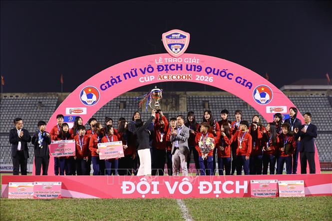 Chủ nhà U19 Phong Phú Hà Nam xuất sắc giành ngôi vô địch trước 1 vòng đấu với thành tích bất bại, nhận Cúp, huy chương, bảng danh vị và 100 triệu đồng tiền thưởng. Ảnh: Đại Nghĩa - TTXVN