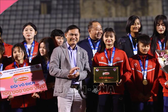Chủ nhà U19 Phong Phú Hà Nam xuất sắc giành ngôi vô địch trước 1 vòng đấu với thành tích bất bại, nhận Cúp, huy chương, bảng danh vị và 100 triệu đồng tiền thưởng. Ảnh: Đại Nghĩa - TTXVN