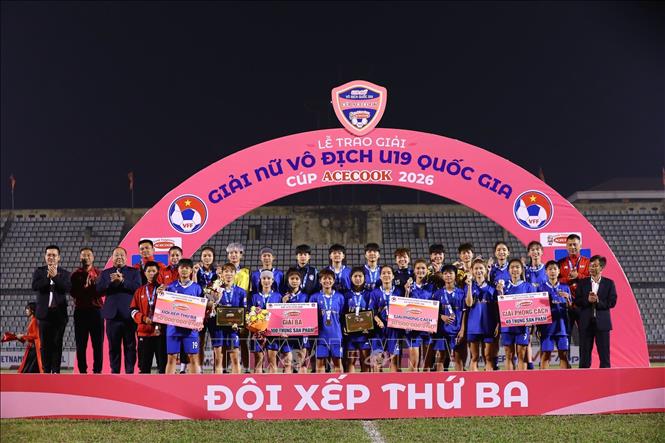 U19 Thái Nguyên T&T đoạt giải Ba với 50 triệu đồng tiền thưởng.Ảnh: Đại Nghĩa - TTXVN