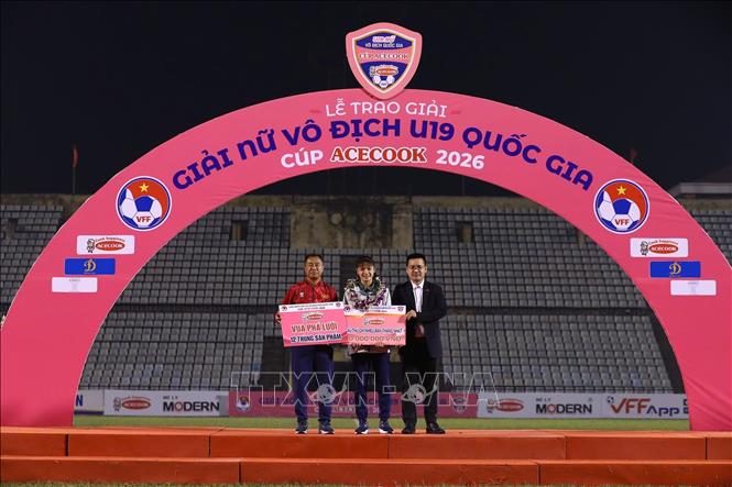 Danh hiệu Vua phá lưới được trao cho cầu thủ Nguyễn Thị Thùy Linh, đội U19 Thành phố Hồ Chí Minh (6 bàn thắng). Ảnh: Đại Nghĩa - TTXVN