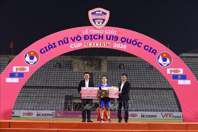 U19 Thái Nguyên T&T nhận giải Phong cách với tiền thưởng 30 triệu đồng. Ảnh: Đại Nghĩa - TTXVN