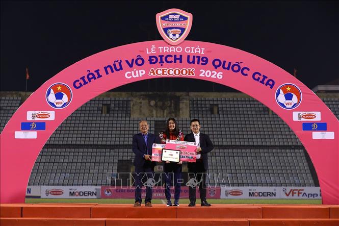 Danh hiệu Thủ môn xuất sắc nhất thuộc về cầu thủ Lê Thị Thu của đội U19 Phong Phú Hà Nam.  Ảnh: Đại Nghĩa - TTXVN