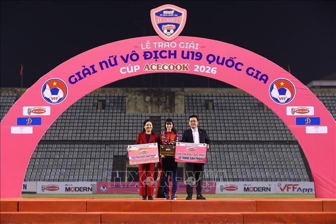 Danh hiệu Cầu thủ xuất sắc nhất dành cho cầu thủ Ngân Thị Thanh Hiếu đội U19 Phong Phú Hà Nam. Ảnh: Đại Nghĩa - TTXVN