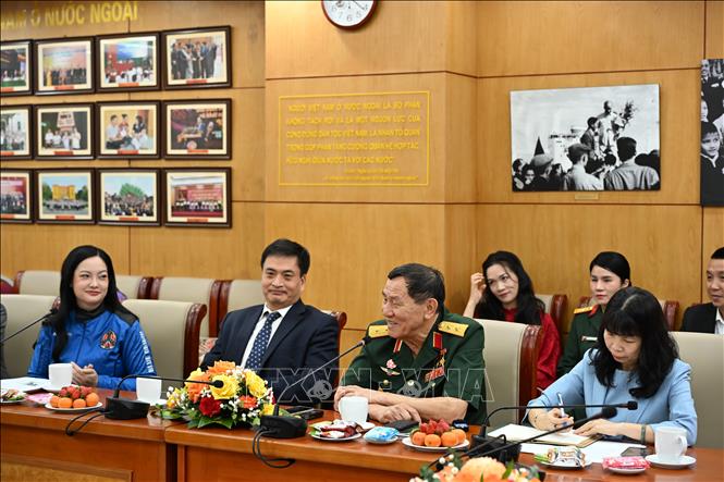 Trung tướng, Anh hùng Lực lượng vũ trang nhân dân Phạm Tuân chia sẻ tại chương trình giao lưu. Ảnh: TTXVN phát