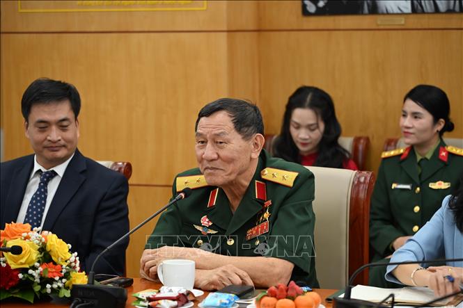 Trung tướng, Anh hùng Lực lượng vũ trang nhân dân Phạm Tuân chia sẻ tại chương trình giao lưu. Ảnh: TTXVN phát