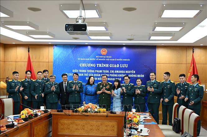 Trung tướng, Anh hùng Lực lượng vũ trang nhân dân Phạm Tuân và chị Amanda Nguyễn giao lưu với các sĩ quan trẻ thuộc Quân chủng Phòng không - Không quân; đoàn viên, thanh niên Bộ Ngoại giao; sinh viên Học viện Ngoại giao.​.. Ảnh: TTXVN phát