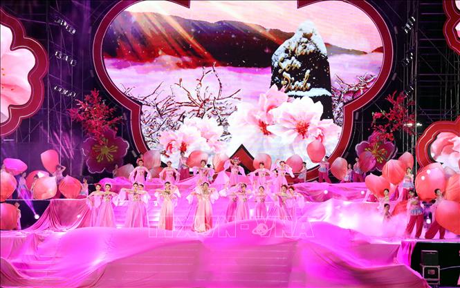 Tiết mục nghệ thuật độc đáo mang đậm bản sắc của đồng bào các dân tộc Lạng Sơn tại lễ hội. Ảnh: Văn Đạt - TTXVN