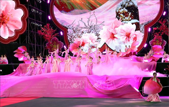 Tiết mục nghệ thuật độc đáo mang đậm bản sắc của đồng bào các dân tộc Lạng Sơn tại lễ hội. Ảnh: Văn Đạt - TTXVN