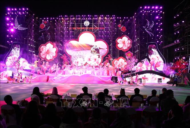 Tiết mục nghệ thuật độc đáo mang đậm bản sắc của đồng bào các dân tộc Lạng Sơn tại lễ hội. Ảnh: Văn Đạt - TTXVN